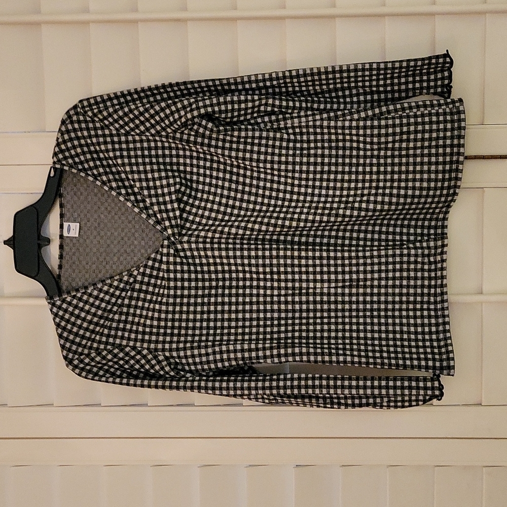 Top. Old Navy Twisted V neck black/ white checker Women Size M